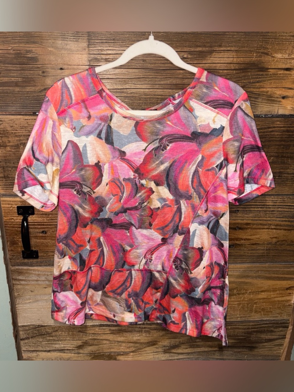 Bali Women's Short-Sleeve Floral Tee in Pink and Red - Linen Blend
